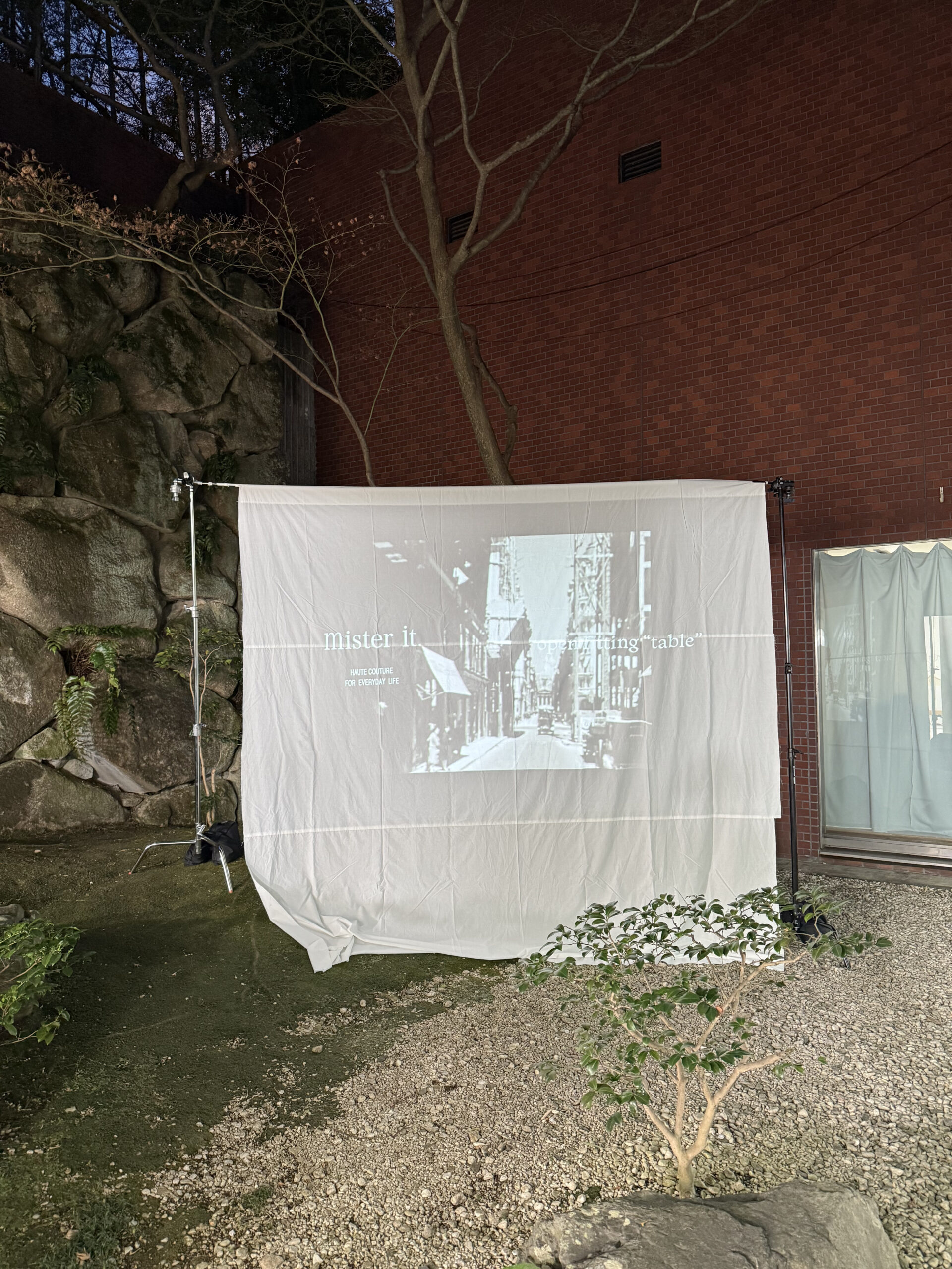 mister it. open fitting “table”